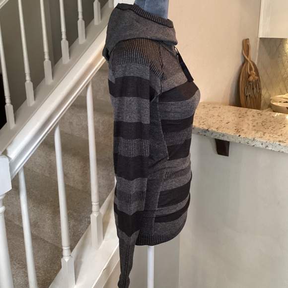 Brooks Streaker “RunHappy”Running Hoodie Size Small - Picture 3 of 10